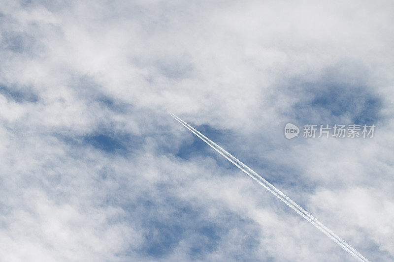 飞机在蓝天与蒸汽的踪迹，空中交通