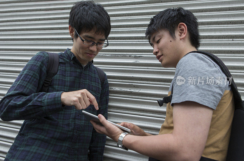 日本学生同学在日本京都查看电话