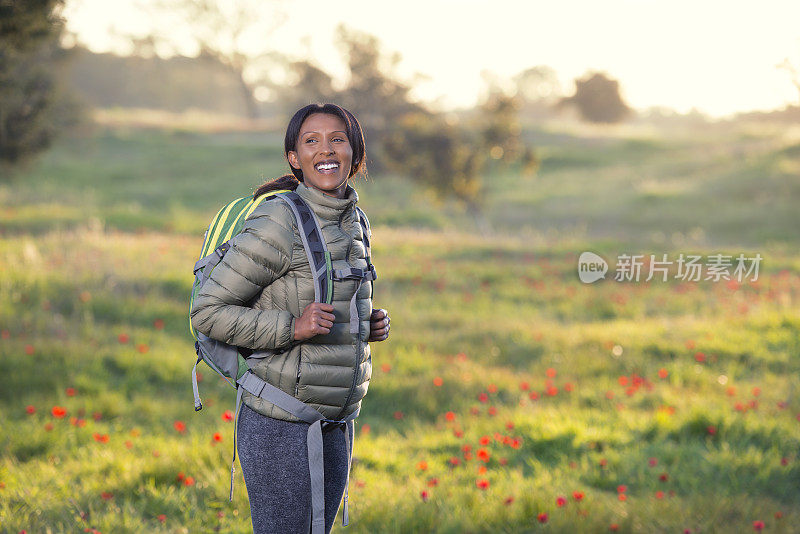 红花草地上的徒步旅行者。