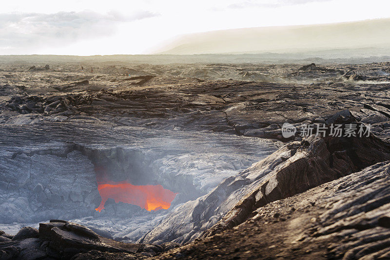 美国夏威夷火山景观中的火山国家公园熔岩管