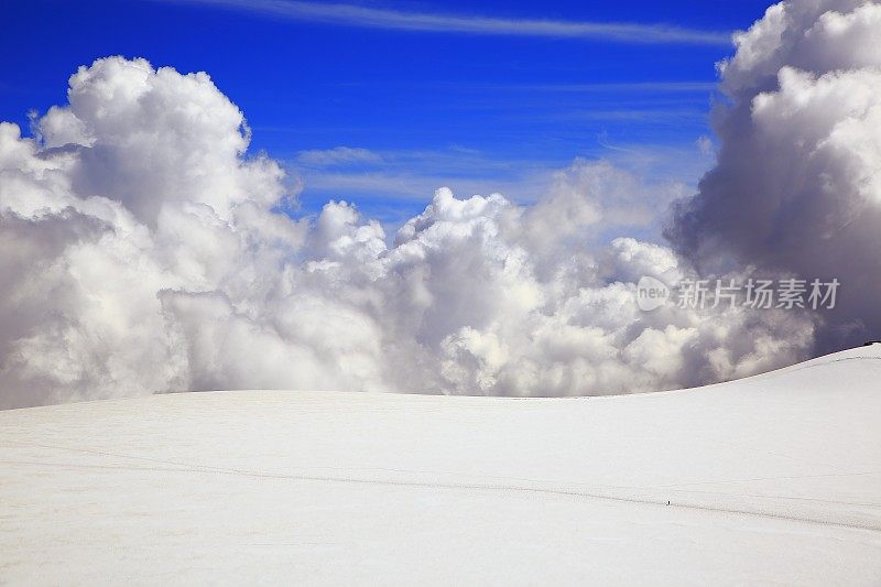 孤独:一个小小的登山者在布雷托冰川高原上徒步旅行——瑞士阿尔卑斯山