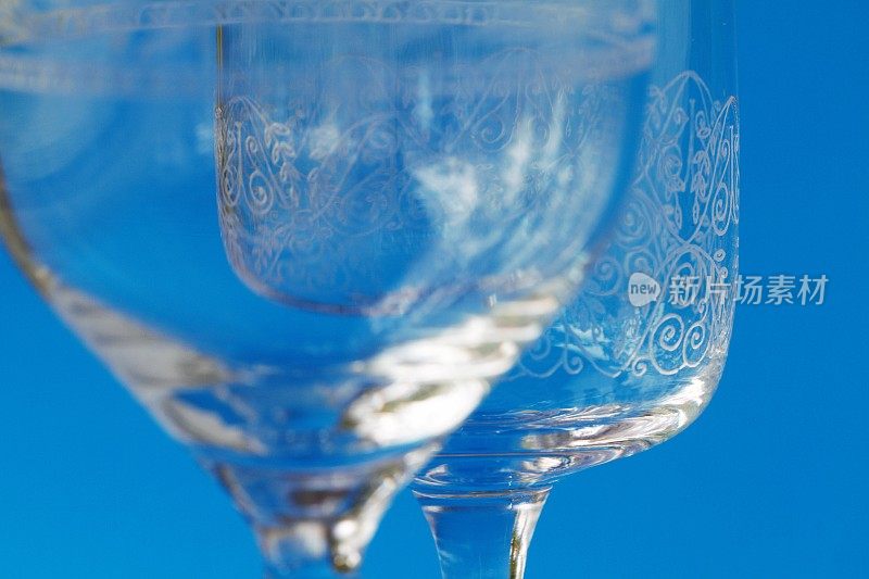 宏观特写的水晶玻璃高脚杯与装饰蚀刻