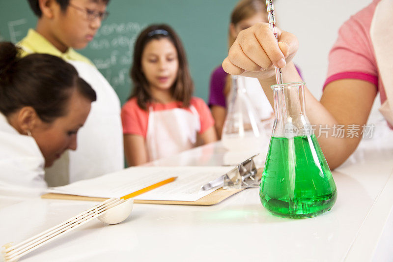 生物实验室的学生在做实验。科学教室。学校。教育。