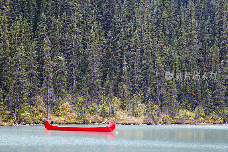 路易丝湖的红独木舟