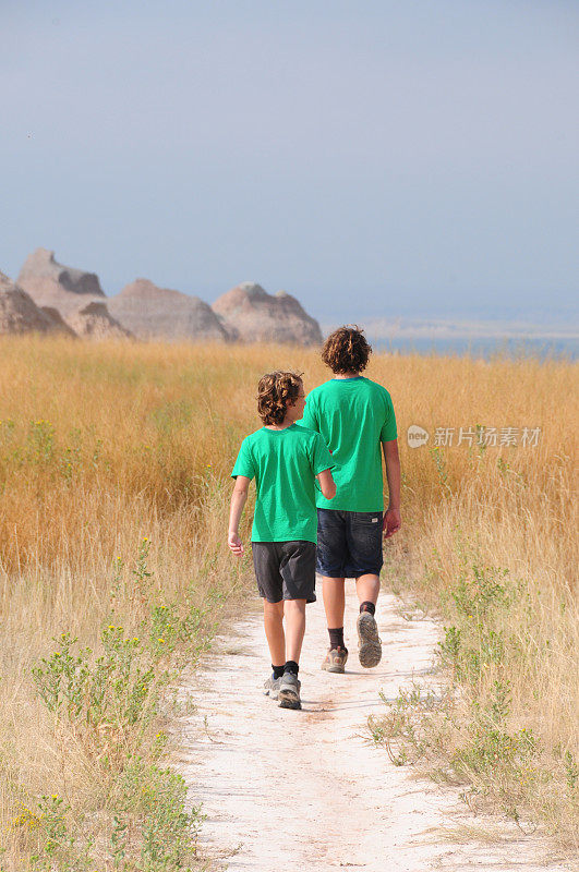 两个男孩在南达科他州的荒地国家公园徒步旅行
