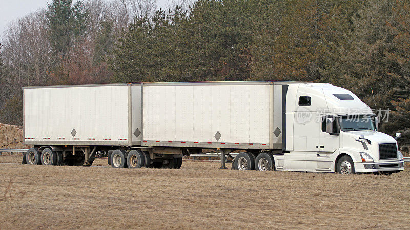 拖着两辆拖车的半挂车，通常称为b型列车