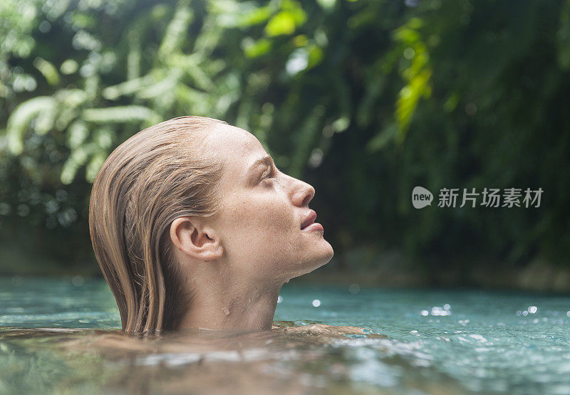 一个年轻女人在一个天然的游泳池里的肖像