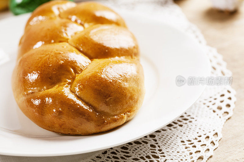 餐桌上的复活节小面包