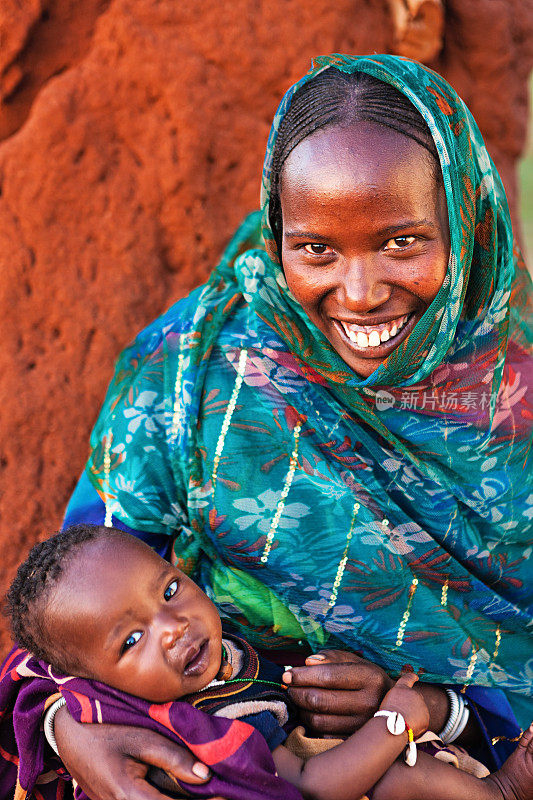 来自博拉纳部落的妇女抱着她的孩子，埃塞俄比亚，非洲