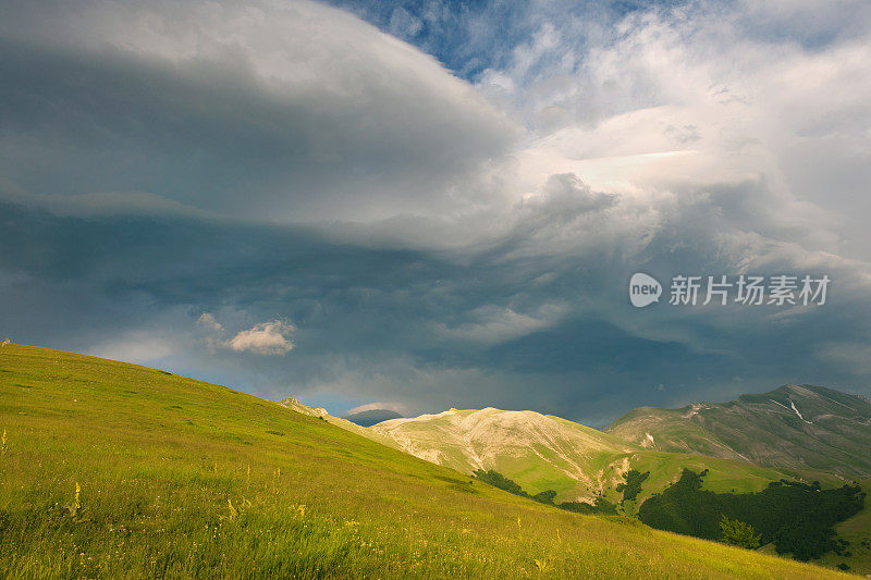 在暴风雨来临之前在亚平宁山脉的维托尔山