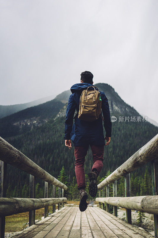 一名男子跳上木桥