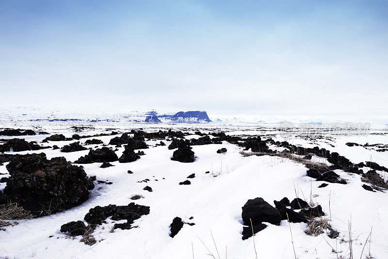 冰岛的火山景观有熔岩和雪