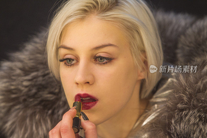 年轻的乌克兰金发女模特化妆在利沃夫乌克兰