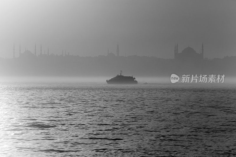 一艘客轮正经过土耳其伊斯坦布尔的博斯普鲁斯海峡