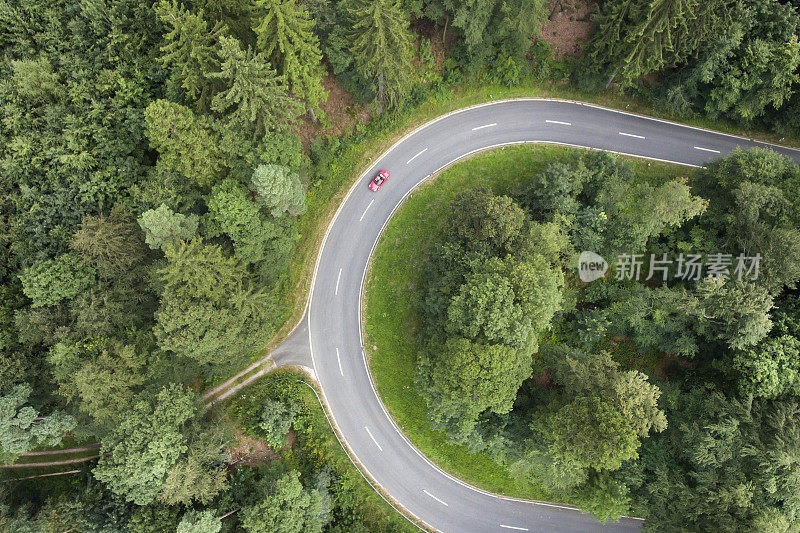 道路在森林里转弯。鸟瞰图。