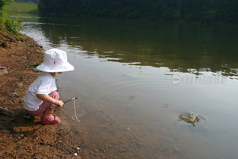 小孩在湖边玩耍