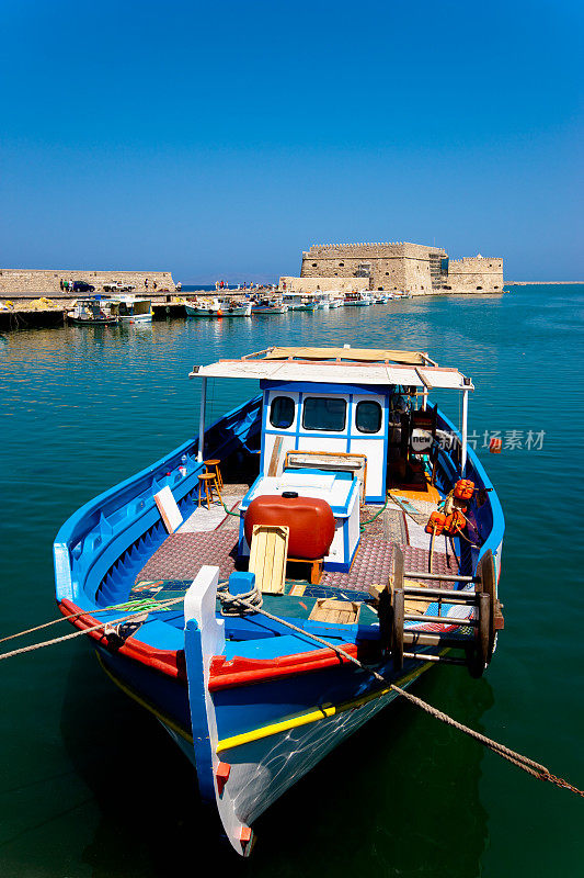 彩色渔船伊拉克里安港克里特岛