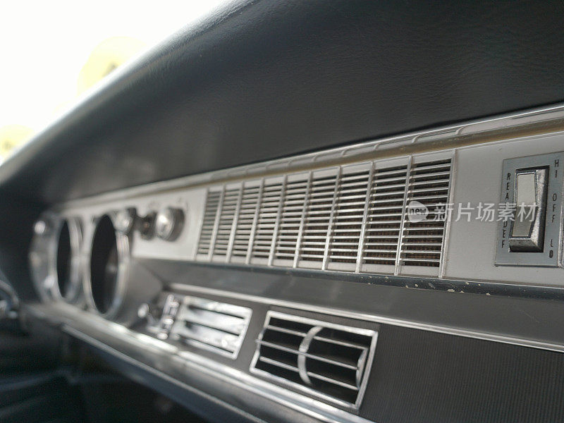 经典热杆60年代的奥兹莫比尔弯刀高级汽车内饰仪表板