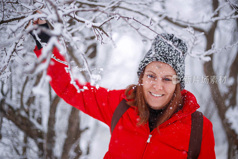 冬季运动活动。女徒步旅行者背包和雪鞋在雪地上的雪鞋