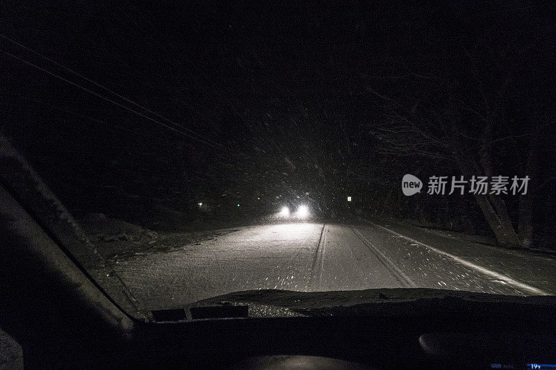 午夜汽车司机POV通过暴风雪挡风玻璃