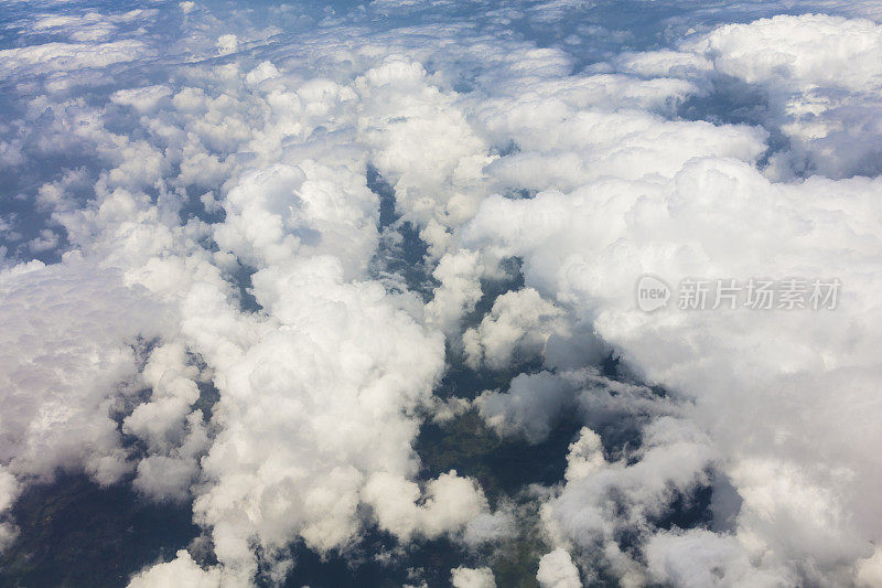 在巴拿马上空，一幅从飞机窗口拍摄的云图。