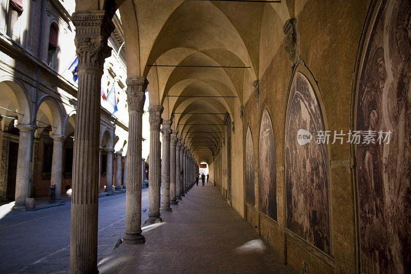 透视拱门建筑，意大利博洛尼亚