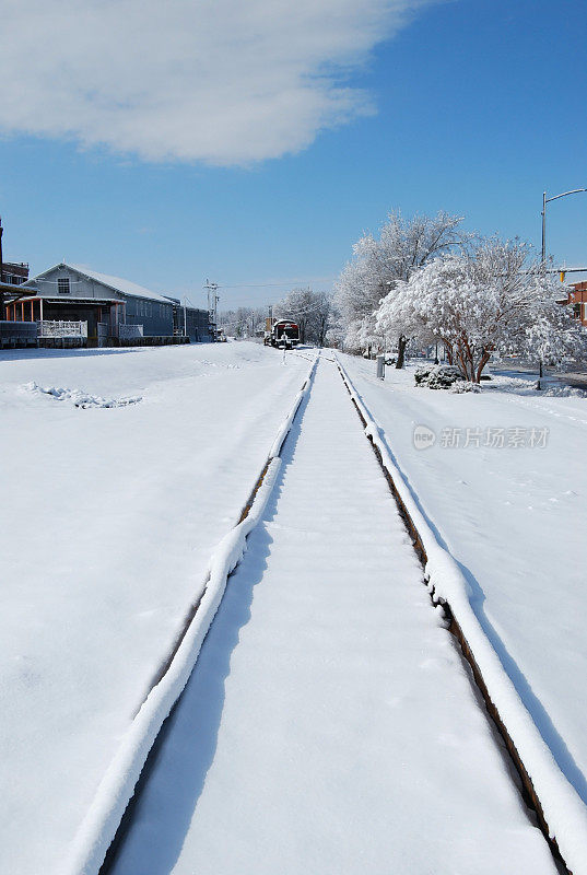 积雪覆盖的铁路轨道