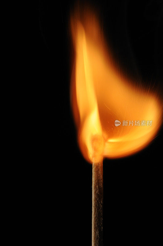 燃烧的火柴会产生漂亮的碗状火焰