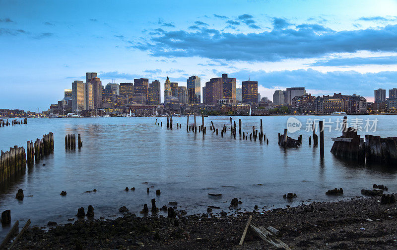 日落后不久的波士顿港和摩天大楼