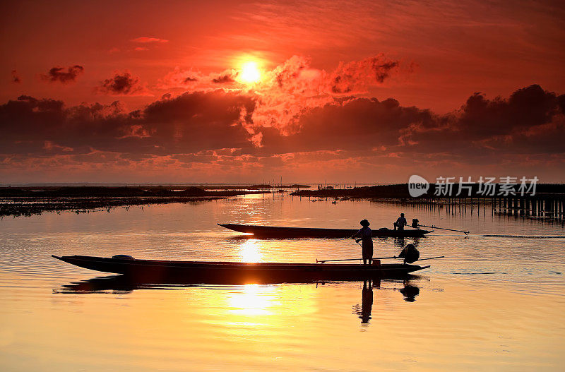 日出时的船夫，泰利诺伊，帕塔隆省，泰国。