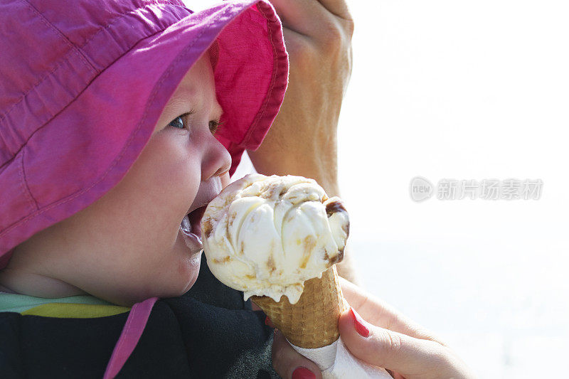 婴儿吃冰淇淋