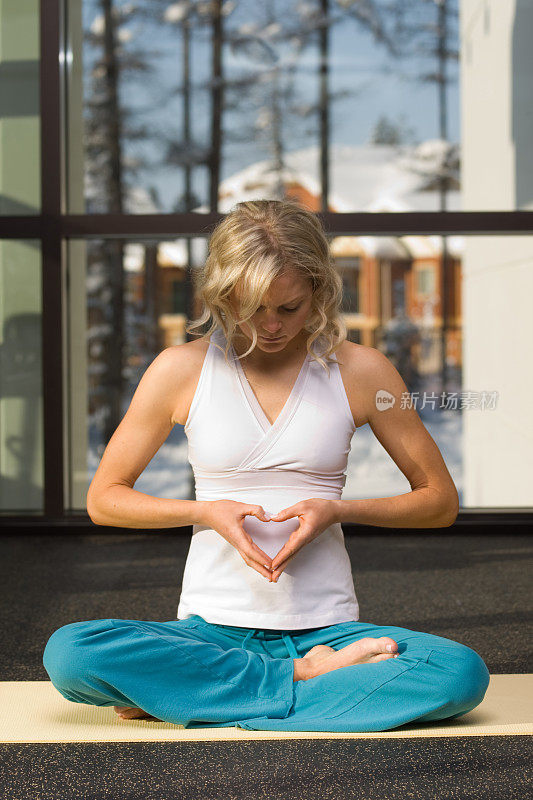 瑜伽教练用手做了一个心形