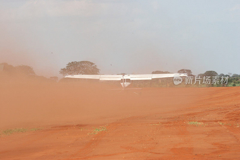 轻型飞机从肯尼亚丛林机场起飞