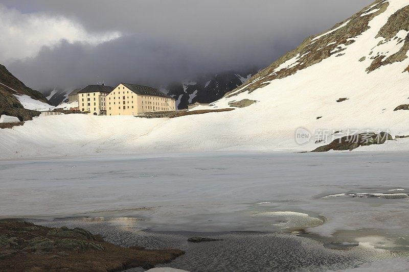 瑞士阿尔卑斯山的圣伯纳德大山口临终关怀院