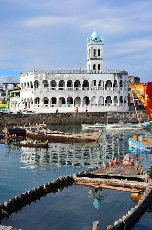 科摩罗摩洛尼:沉没的单桅帆船和旧星期五清真寺
