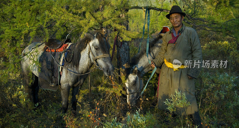 田野里的游牧蒙古人