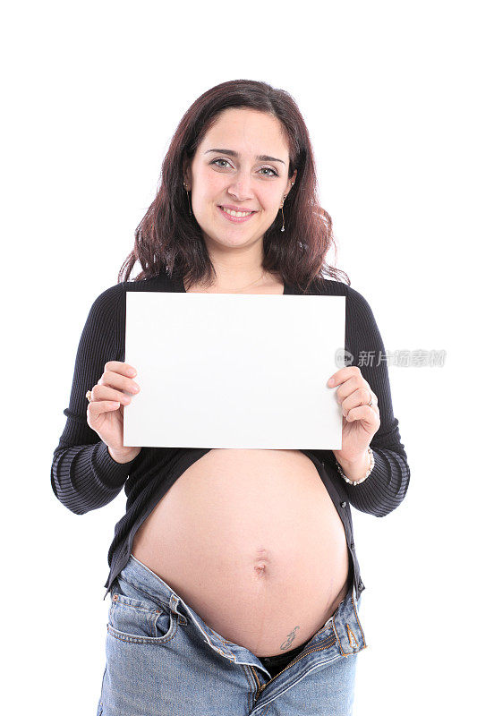 怀孕的女性拿着一个空白的公告牌