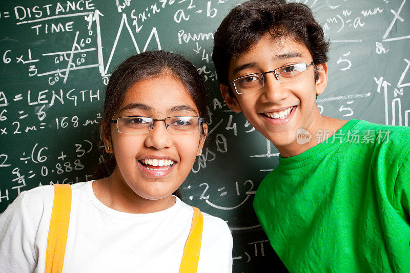 愉快的印度少年男孩和女孩与数学问题的学生