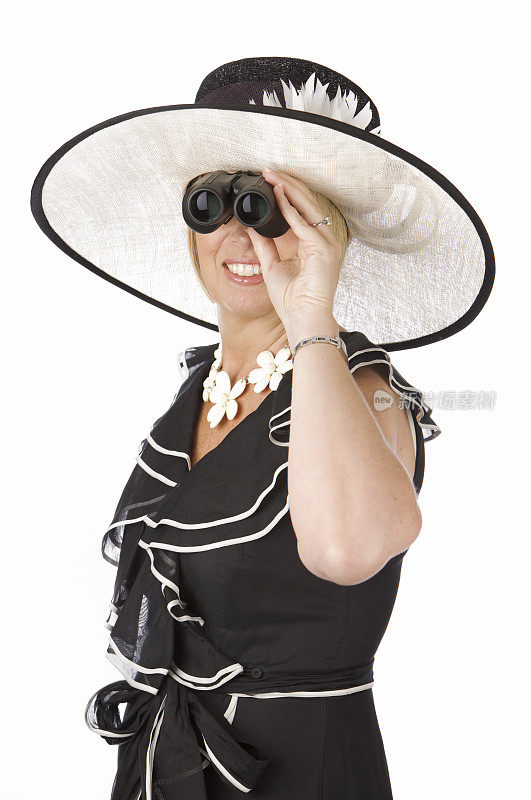 优雅的女人戴着帽子透过望远镜看在白色的背景