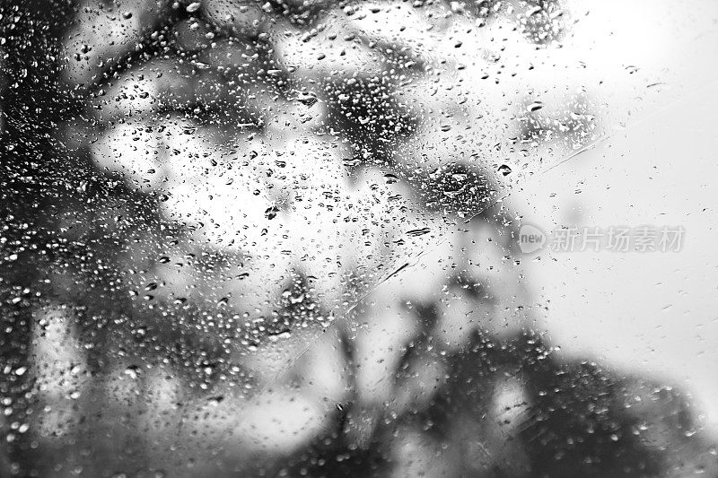 雨点落在汽车挡风玻璃上。
