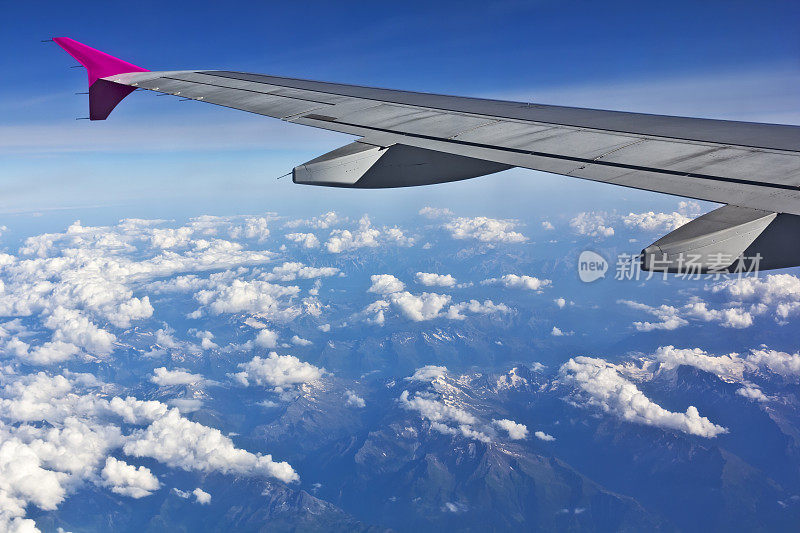 飞机飞越阿尔卑斯山