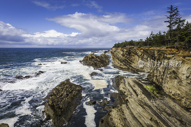 太平洋海浪冲击着岩石嶙峋的俄勒冈海岸森林海岸