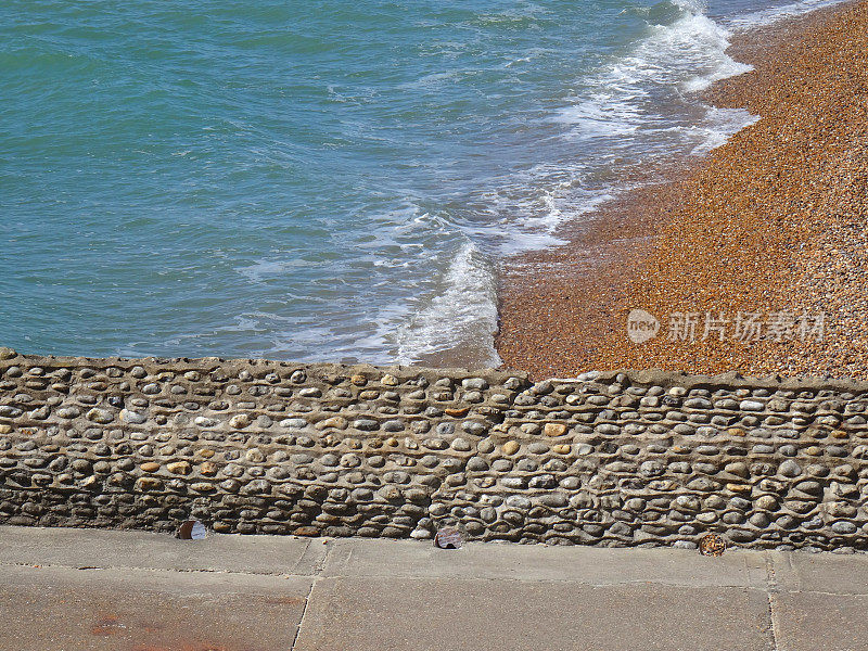 图像海边卵石墙与铺路，排水孔