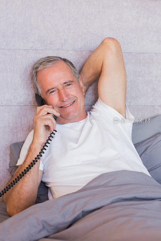 退休男子在床上打电话