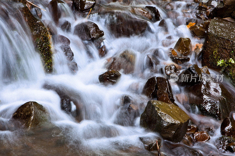 长时间暴露在岩石上的水