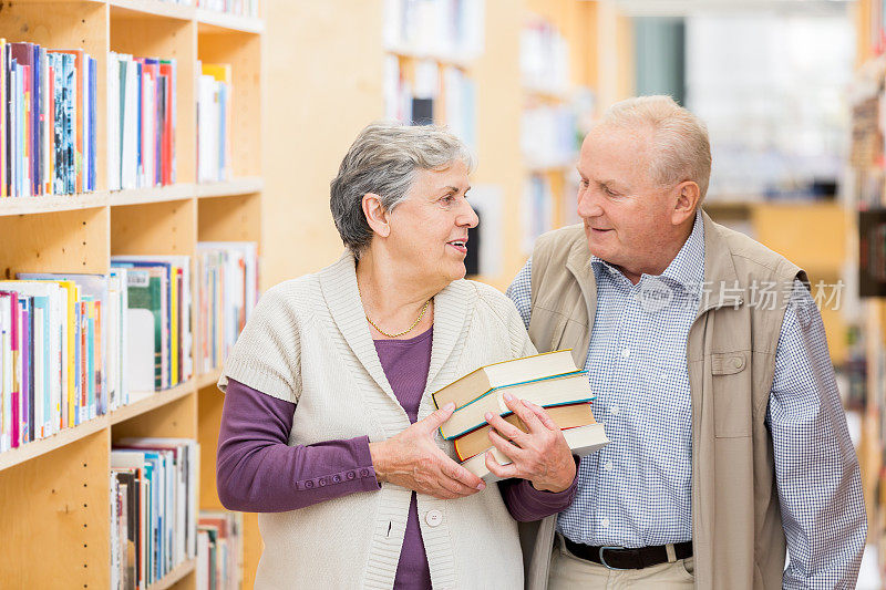 快乐的老年夫妇与书