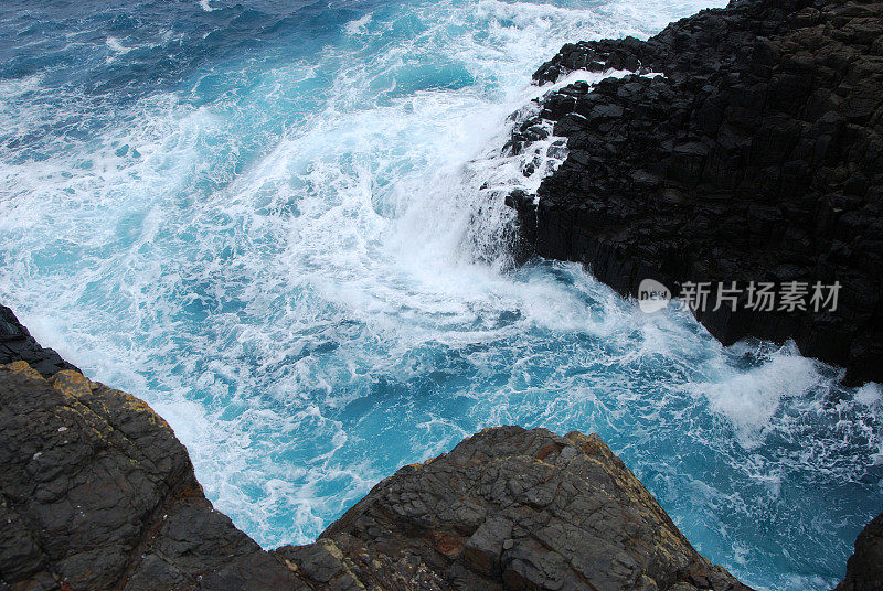 海浪撞击岩石