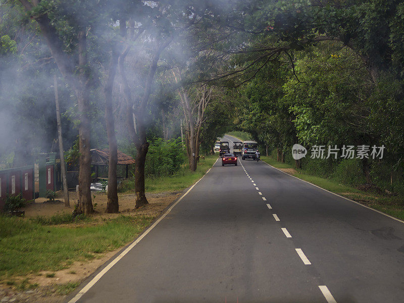 在Udawalawe国家公园区域的道路上吸烟