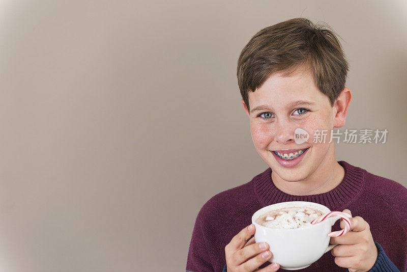 拿着一杯热巧克力的男孩