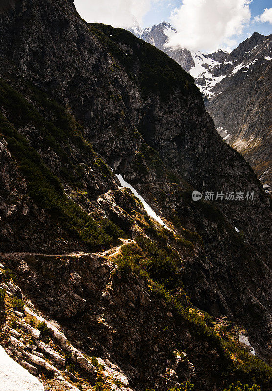 在Wetterstein山脉H?llentalklamm山谷之上的小路